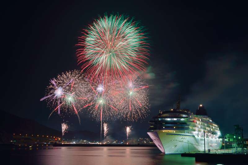 油津港まつり花火大会の「飛鳥Ⅱ」イメージ　撮影：中村　武弘