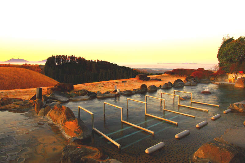 露天風呂（イメージ）　提供元　瀬の本高原ホテル