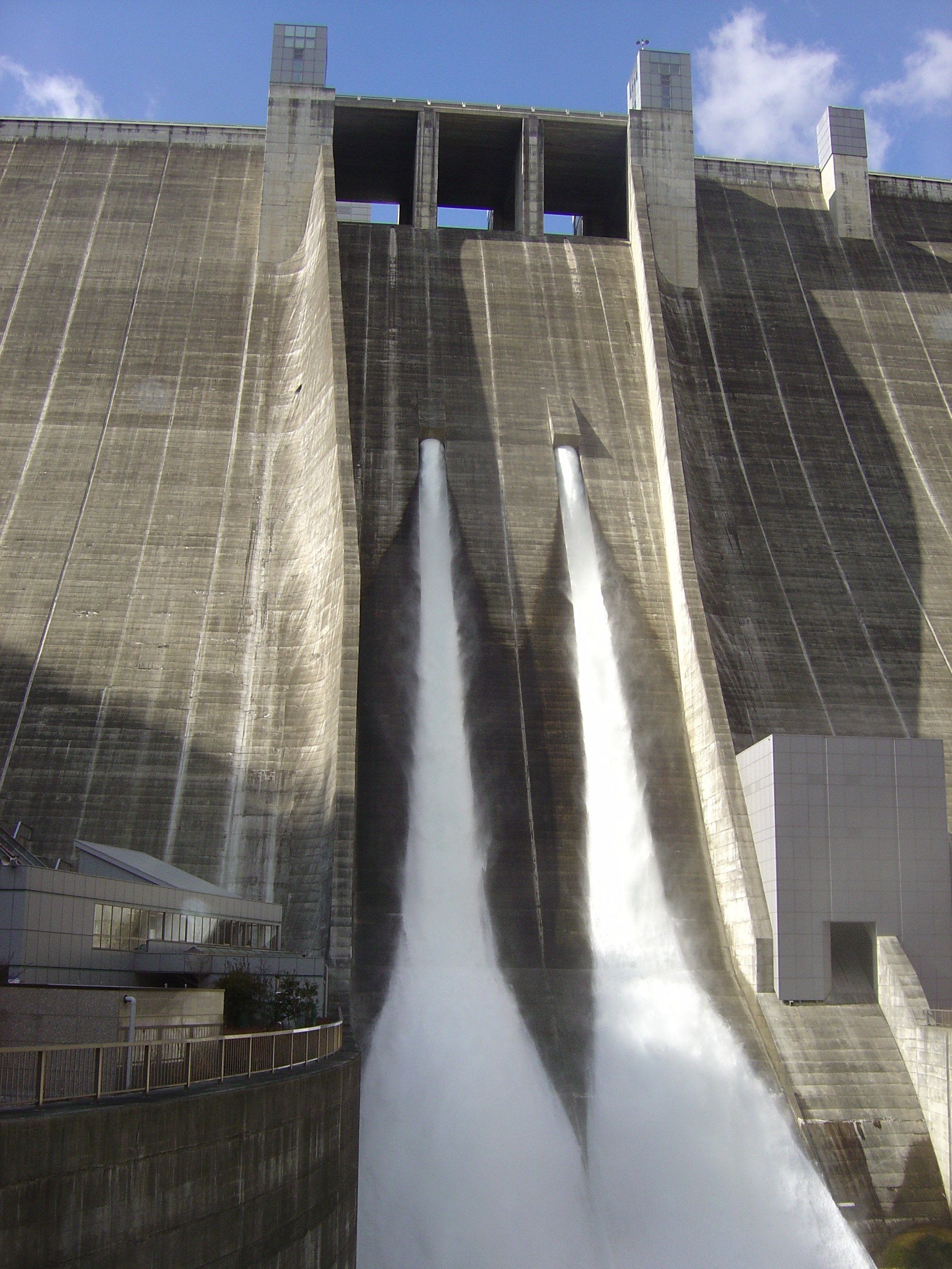 宮ヶ瀬ダム　観光放流　提供：相模川水系広域ダム管理事務所 