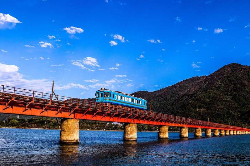 京都丹後鉄道　由良川橋りょう　イメージ　※列車の車体は当日乗車するものとは異なる場合がございます。予めご了承ください。　提供元：京都丹後鉄道 WILLER TRAINS株式会社