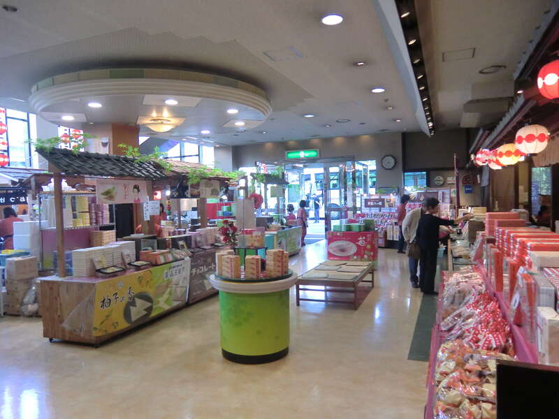 井筒八ッ橋本舗　店内イメージ　画像提供：井筒八ッ橋本舗　追分店