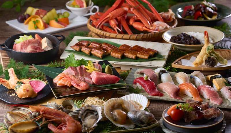 市場直送の海鮮や黒毛和牛など豪華食材を使用したバイキングの夕食（イメージ）　施設提供