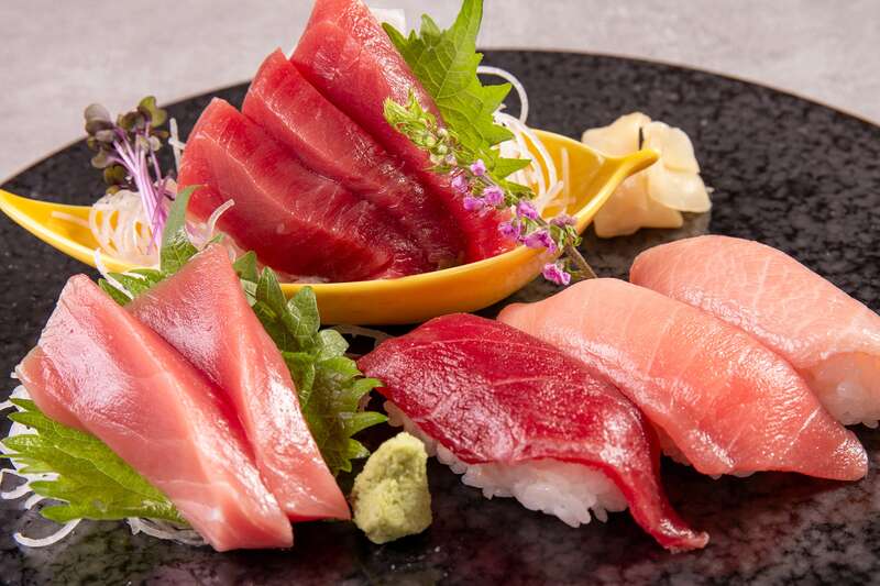 大間まぐろのお造りと握り寿司(イメージ)　画像提供：亀の井ホテル　青森まかど