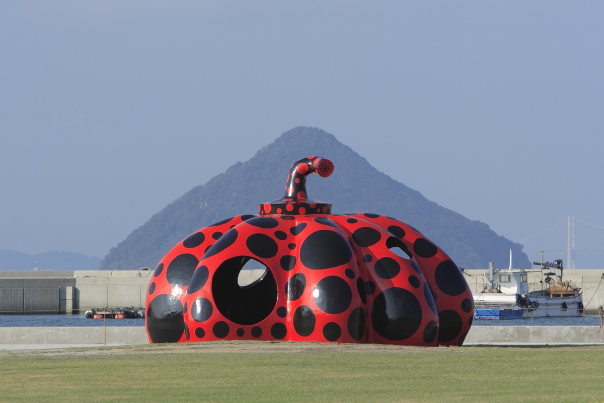 赤かぼちゃ　提供元：（株）直島文化村 