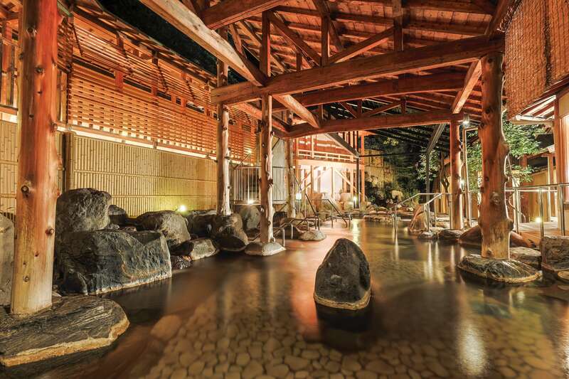 露天風呂・夜（イメージ）※2025年7月リニューアル　　提供元	依山楼岩崎