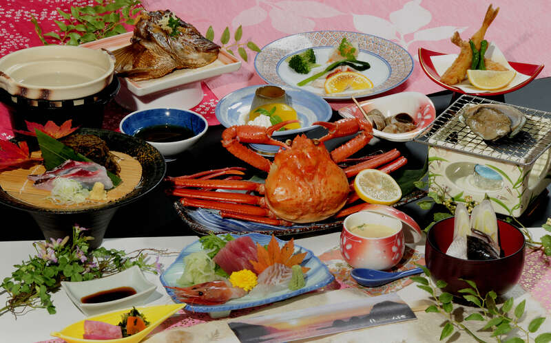 真鯛のかぶと煮・鮑の網焼き・紅ずわい蟹が付いた特別会席（イメージ）／提供元：ホテル八乙女